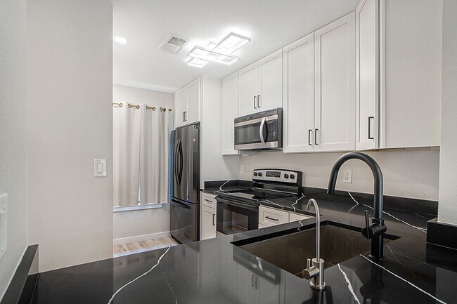 Building Photo - 618 W Collins St