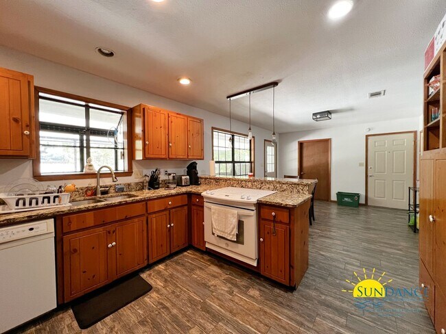 Building Photo - Charming 3 Bedroom Home with Pool, RV/Boat...
