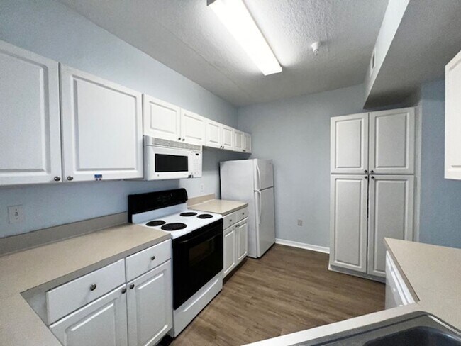 Building Photo - MOVE IN NOW! 2x2 WITH FRESH INTERIOR PAINT & LAMINATE WOOD FLOORING! PRIVATE BALCONY!!!