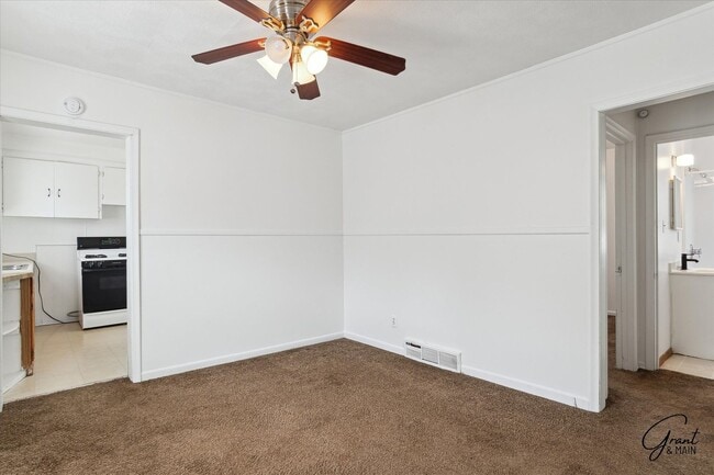 Building Photo - 3 bedroom bungalow $1300