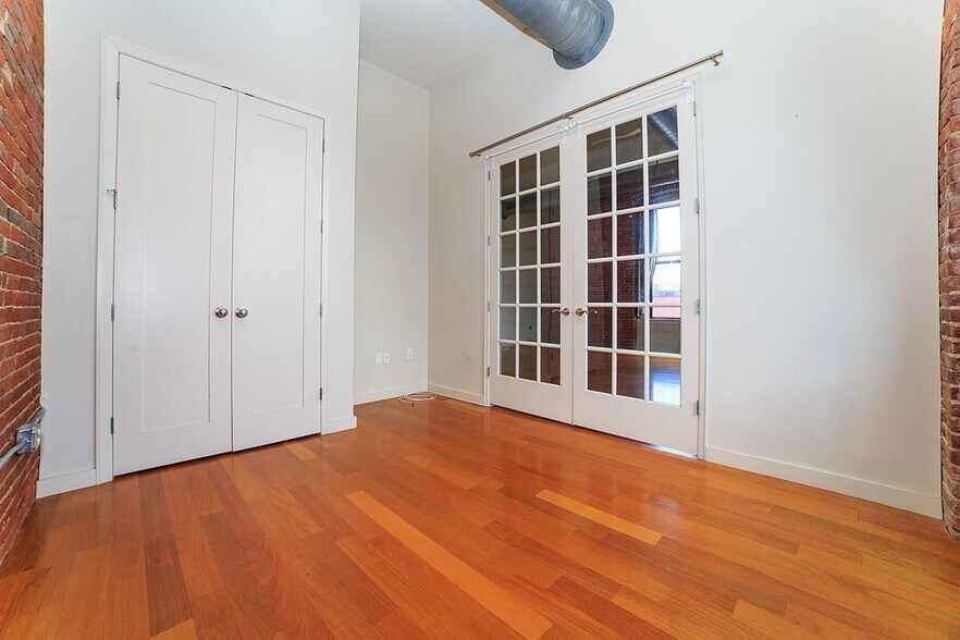 Building Photo - 125 B St