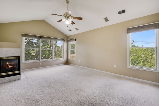 Building Photo - 3 Bed 2 Full Bath 2 Half Bath - Silver Spr...