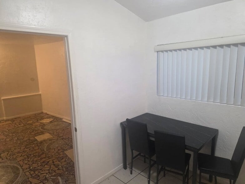 Building Photo - 615 S Tulip St