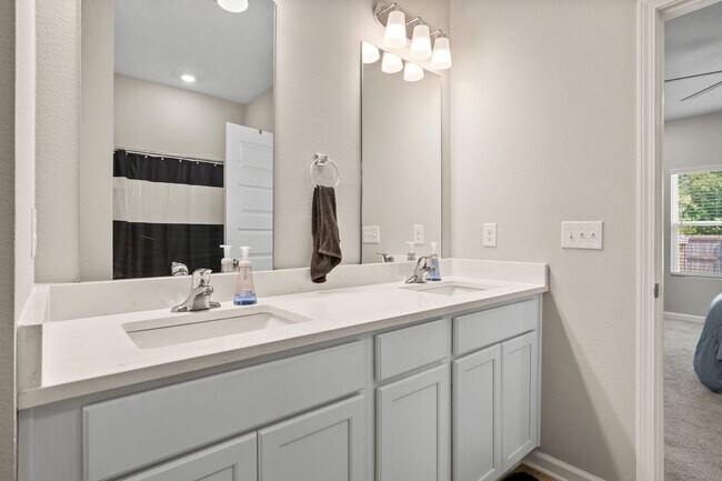 Building Photo - 6686 Sun Tree Cir