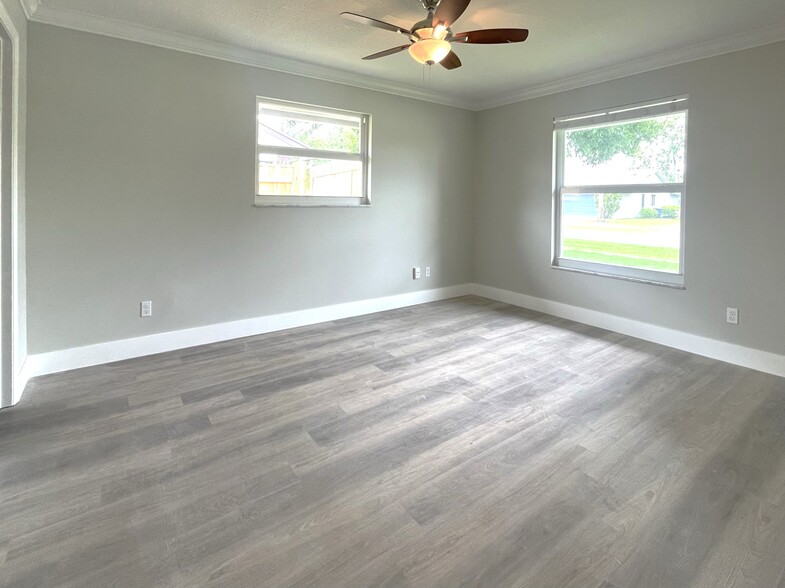 Building Photo - 1155 Summerwood Cir