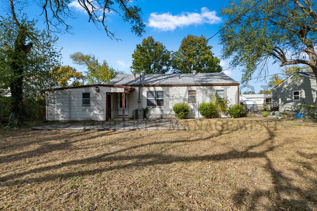 Building Photo - 2221 W Graber St