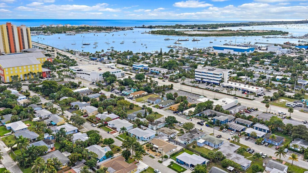Building Photo - 135 E 28th St