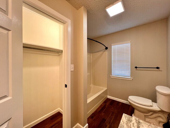 Building Photo - 490 Scott Ln