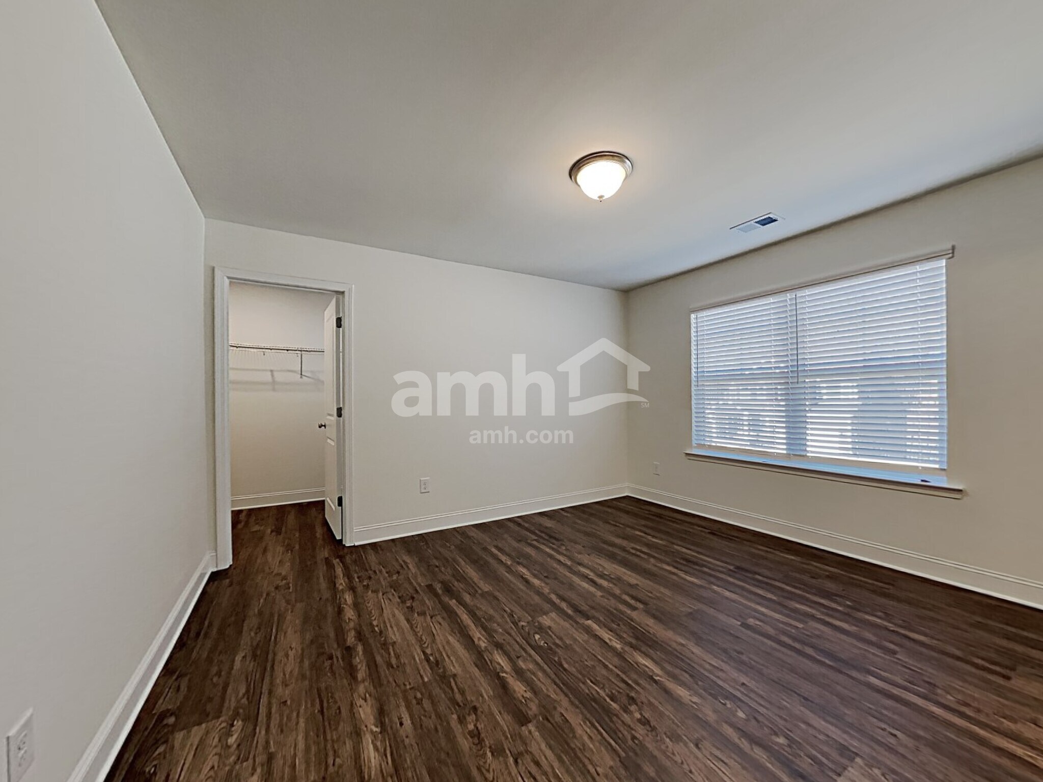 Building Photo - 5250 Valley Dr