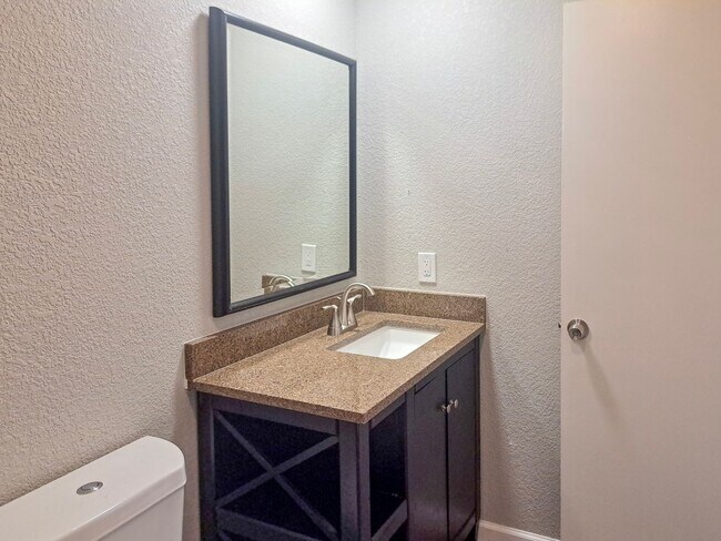 Building Photo - Spacious 3 bedroom 2 bath home w/ swimming...