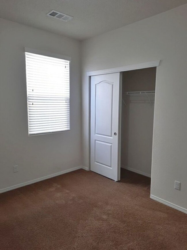 Building Photo - 3 bedroom 2 bathroom home in Rio Rancho! C...