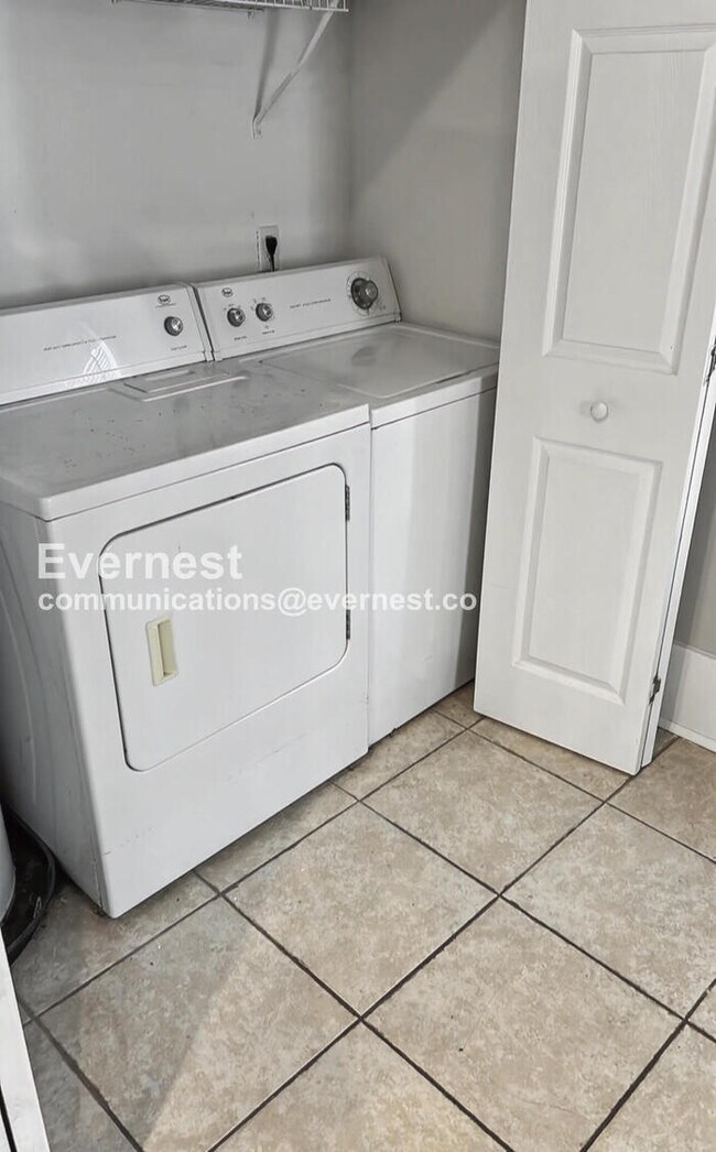 Building Photo - 1304 Oakwood Ave