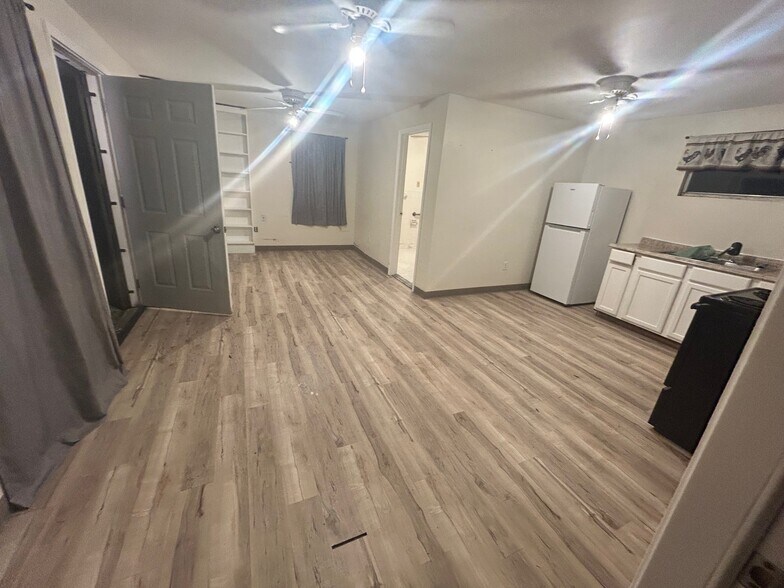 Building Photo - 2652 Merwyn Rd