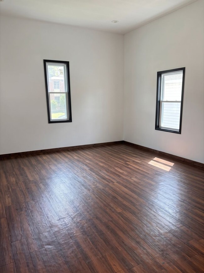 Building Photo - 602 E McLemore Ave