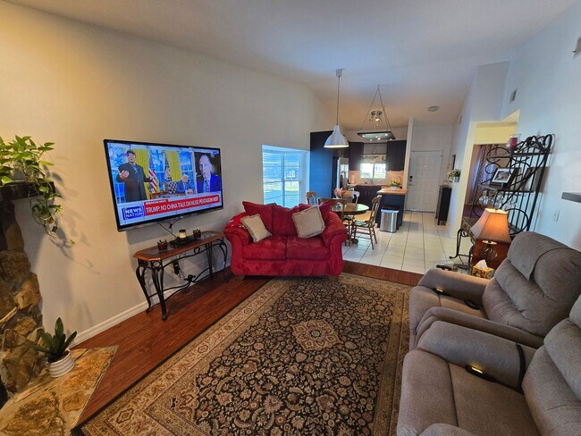 Building Photo - BEAUTIFULLY UPDATED FULLY-FURNISHED 2 BR/2...