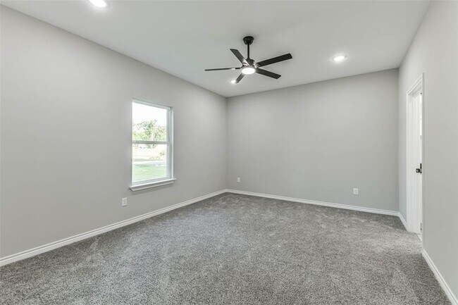 Building Photo - 106 County Rd 3704
