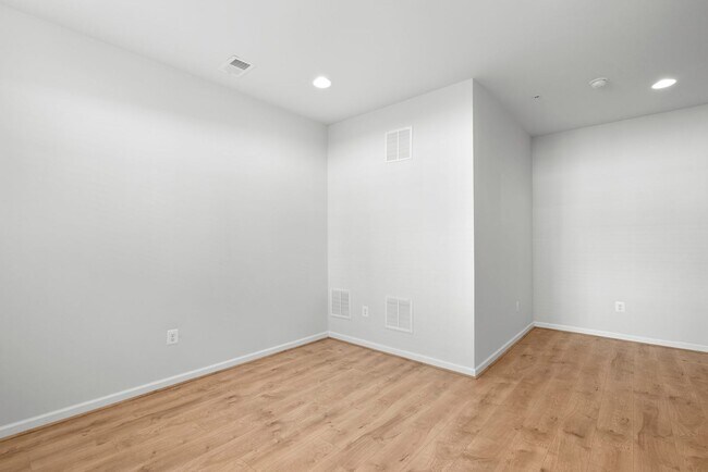 Building Photo - 3 Bed 2.5 Bath - Clarksburg Townhouse - Attached 2 Car Garage