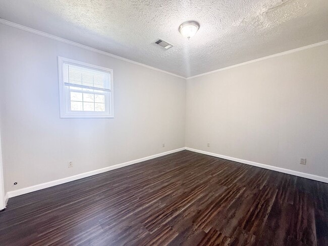 Building Photo - Spacious 3-Bedroom Home with Screened-In Porch and Ample Parking in Cookeville