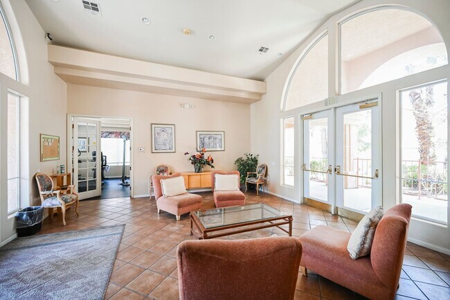 Building Photo - Gated Community townhome, with private garage