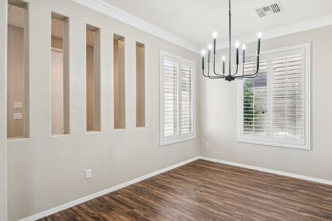 Building Photo - Beautiful 5 Bedroom 3 Bath home