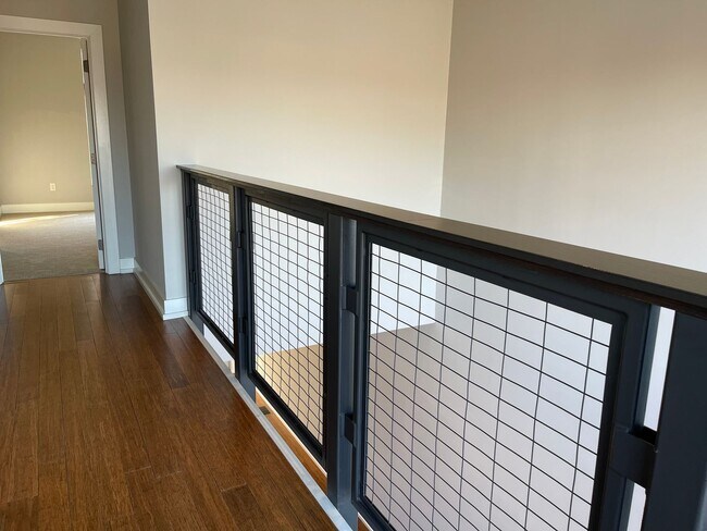 Building Photo - Contemporary Townhome East side of Downtow...