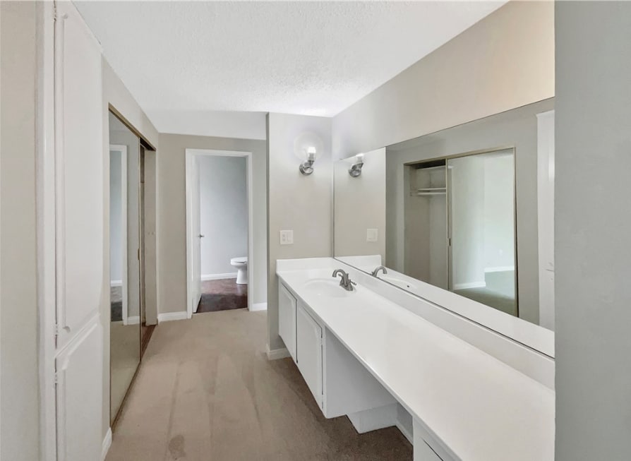 Building Photo - 5540 Royal Hill Dr