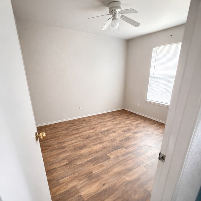 Building Photo - AVAILABLE NOW! - FULLY FURNISHED