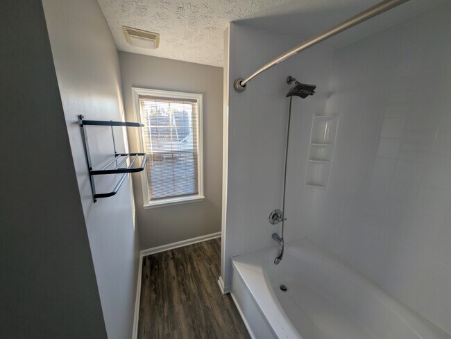 Building Photo - 717 Windsor Dr SE