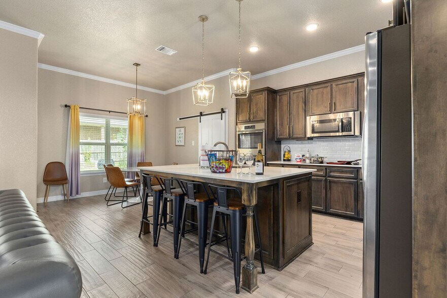 Building Photo - 2026 Henrietta Ave