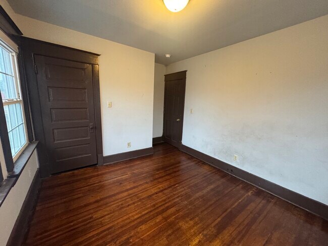 Building Photo - 1003 Main-E