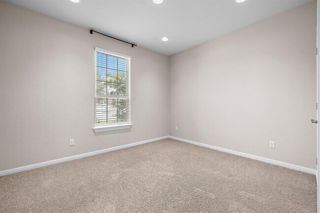 Building Photo - 83 Prospector Ln