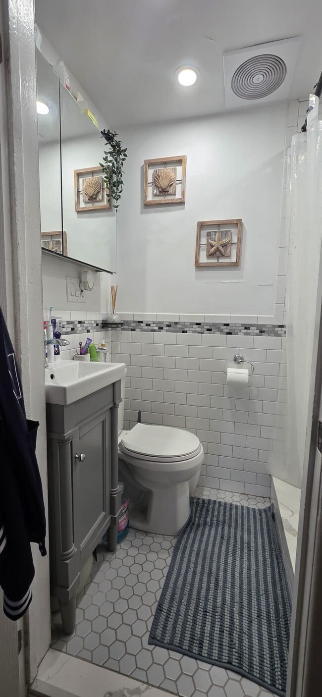 Building Photo - 1715 Palisade Ave