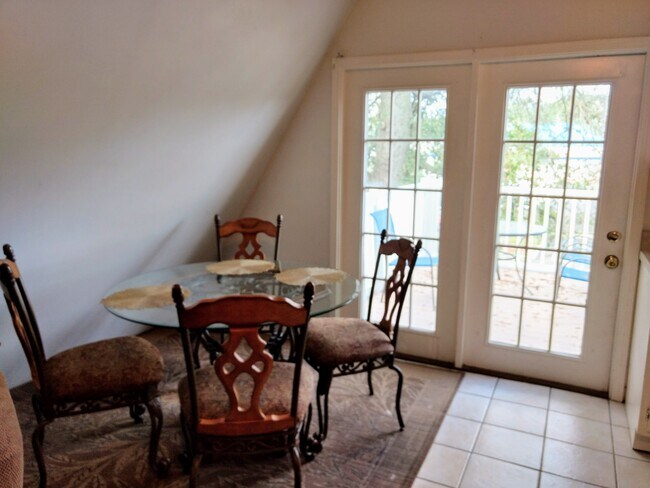 Dining area - 4633 S Wilson Blvd