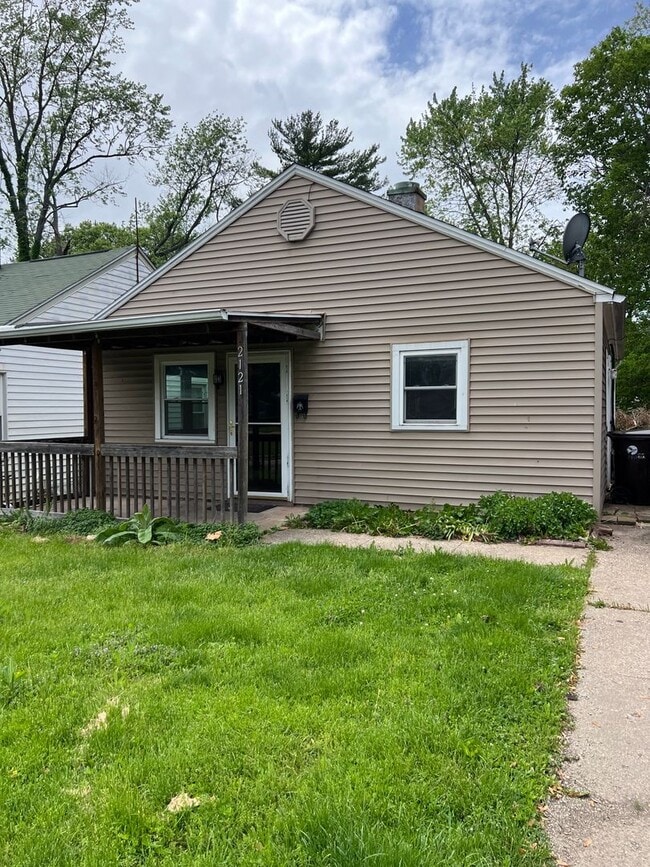 Building Photo - Welcome to this charming 2 bedroom, 1 bathroom house located in Peoria, IL.