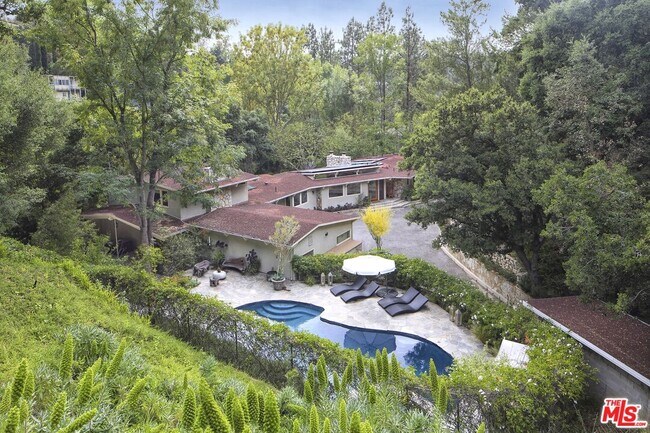 Building Photo - 9769 Oak Pass Rd