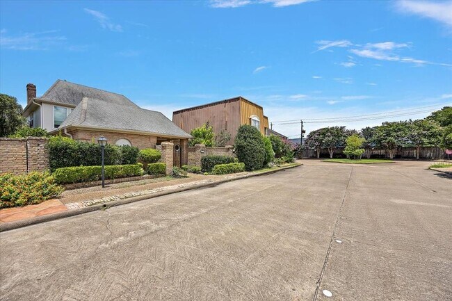 Building Photo - 627 Chadbourne Ct