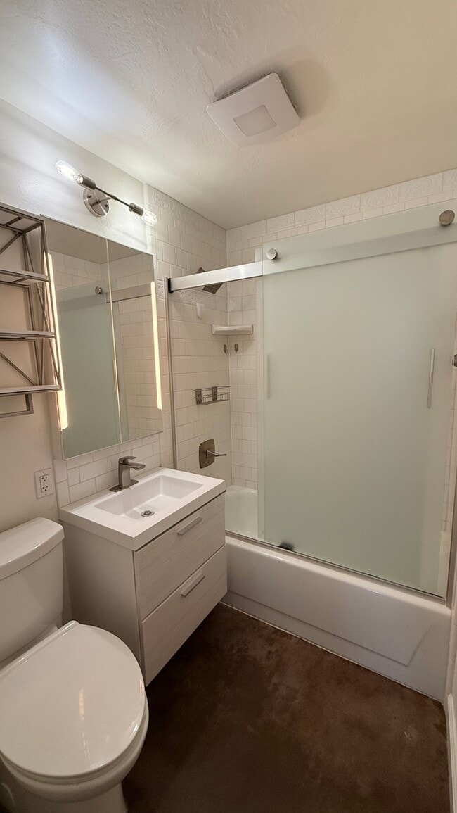 Building Photo - Mountain Views and Huge Yard