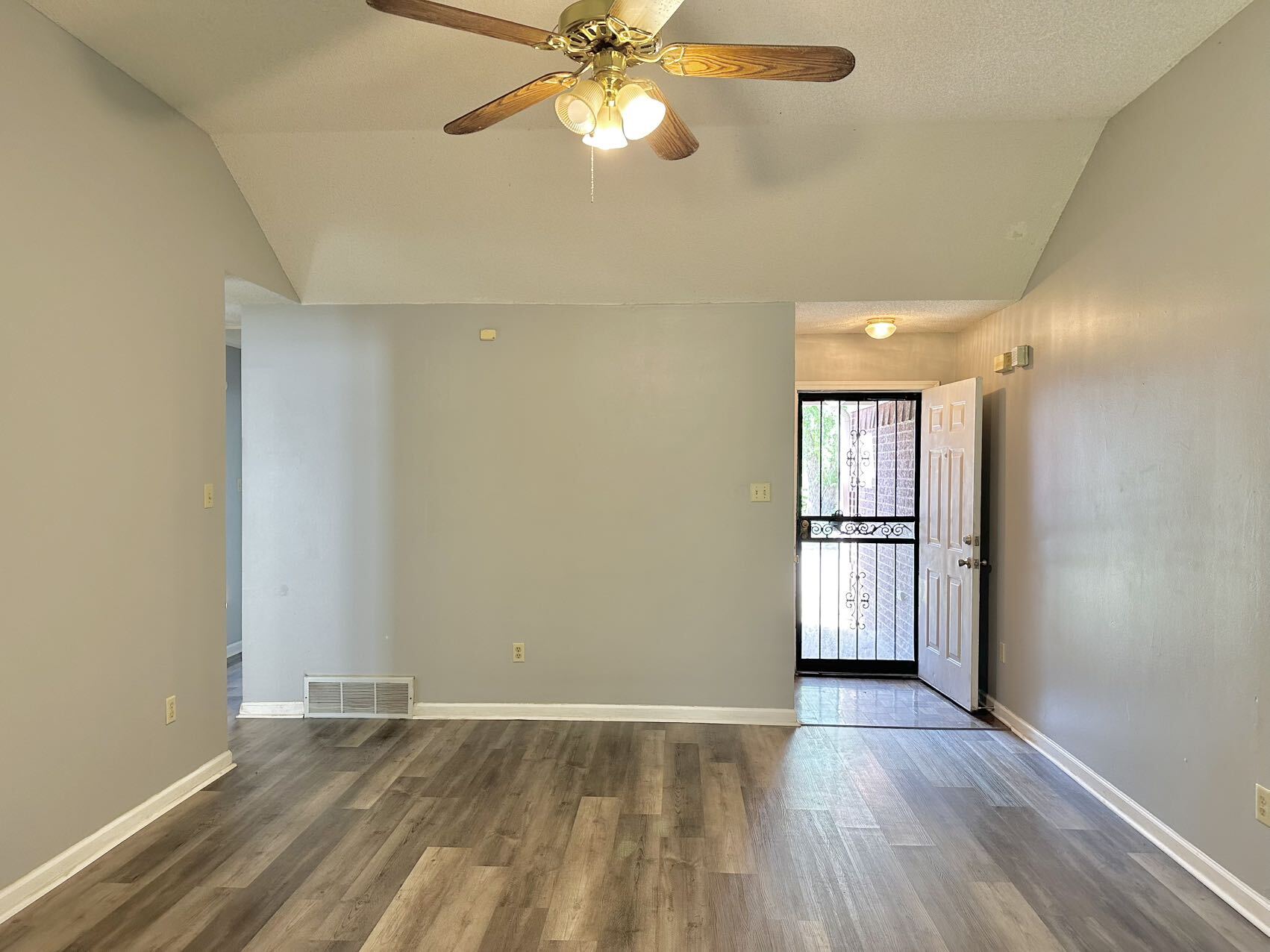 Building Photo - 1090 Cambrain Dr