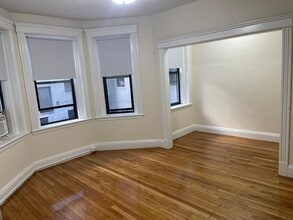 Building Photo - Studio with Alcove Great 1 bed alternatove On the green Line, Heat inc, NO FEE June Laundry