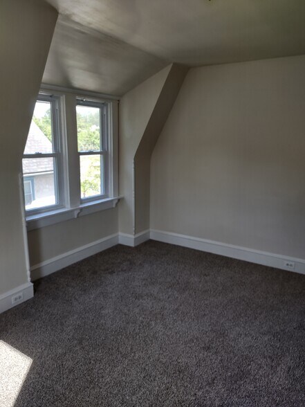 Building Photo - 207 S Easton Rd
