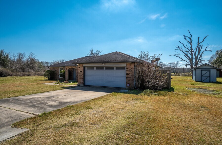 Building Photo - 140 Lakewood Dr