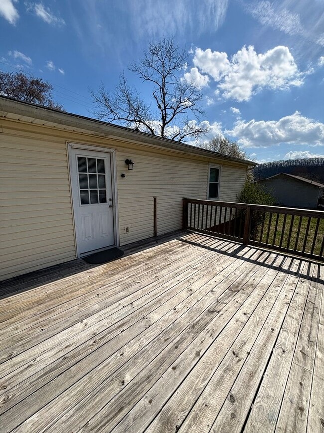 Building Photo - Spacious 3BR Rancher Near Washington Pike – Quiet Setting, Minutes to Downtown!