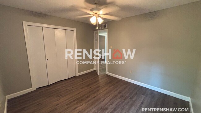 Building Photo - 3210 13 Colony Mall