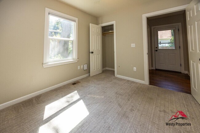 Building Photo - 7548 SW 35th Ave