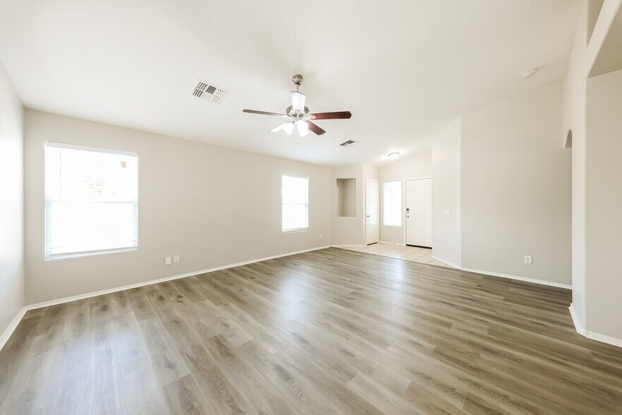 Building Photo - 15189 W Woodlands Ave