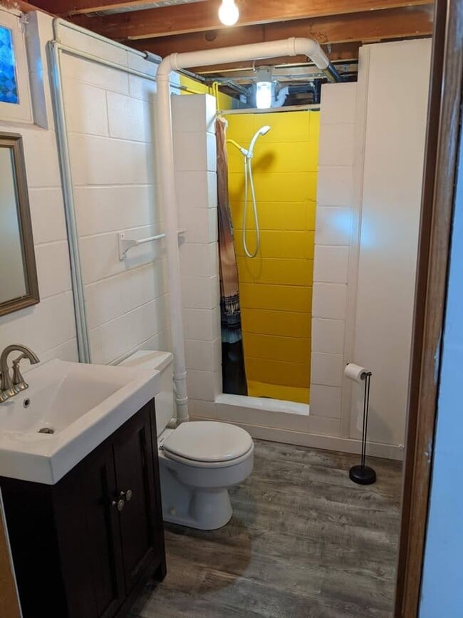 Building Photo - House For Rent