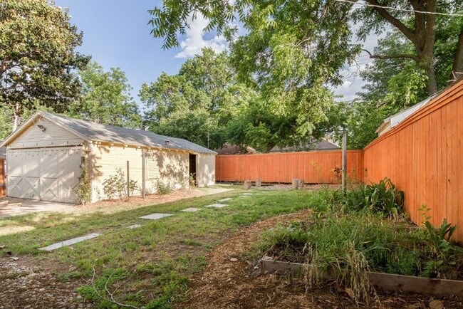 Building Photo - 2 Bed 1 Bath Detached 2 Car Garage in Denn...