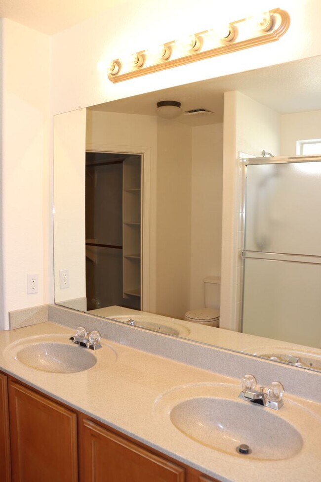 Building Photo - East Side 3 Bed 2 Bath Energy Efficient Pulte Home