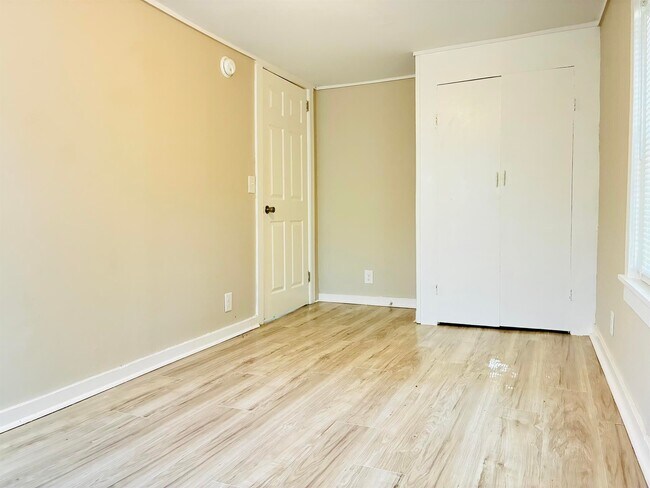 Building Photo - 425 Van Buren St