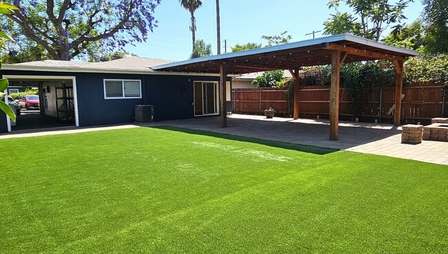 Building Photo - Gorgeous Remodeled 2 Bedrooms, 1 Bath Hous...